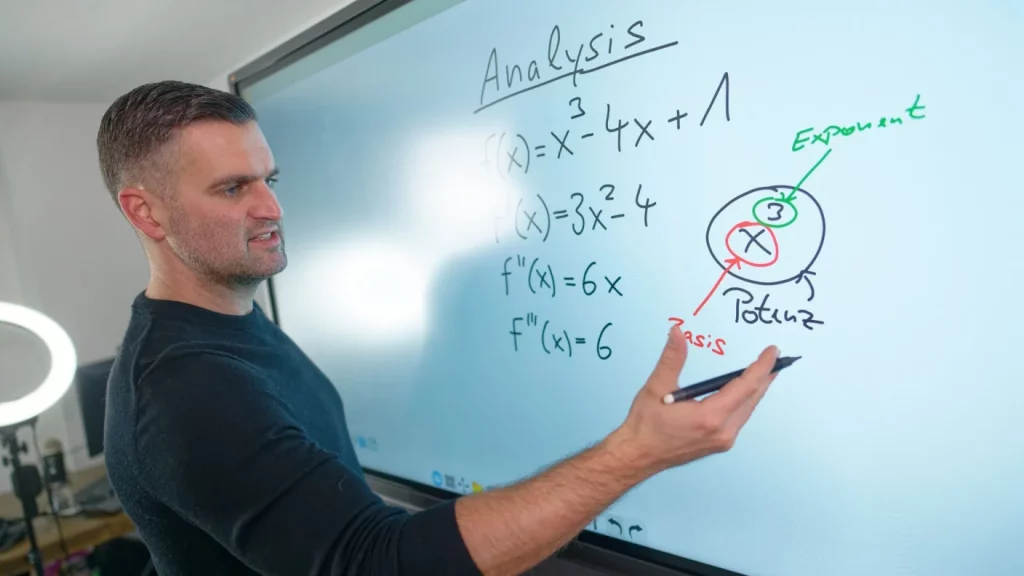 Der Mathematik-Youtuber Daniel Jung steht in seinem Videostudio, in dem er seine Mathematik-Lehrvideos aufnimmt. Foto: Henning Kaiser/dpa (Foto: dpa)