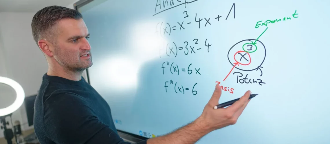Der Mathematik-Youtuber Daniel Jung steht in seinem Videostudio, in dem er seine Mathematik-Lehrvideos aufnimmt. Foto: Henning Kaiser/dpa (Foto: dpa)